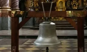 Hoàng hậu Hà Lan tặng chuông đúc từ mảnh đạn pháo Nga