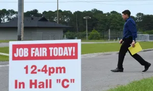 Nhiều người Mỹ chấp nhận giảm lương để giữ việc