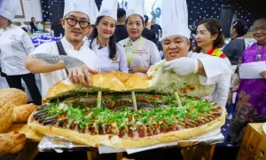 Chế biến bánh mì nặng gần 7 kg cho hàng chục người ăn Chế biến bánh mì nặng gần 7 kg cho hàng chục người ăn