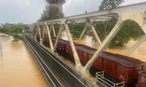 Rút hai đoàn tàu chở đá khỏi cầu đường sắt ở Huế