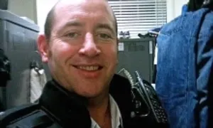 Hai thập kỷ giấu tội ác của gã cảnh sát hiếp dâm